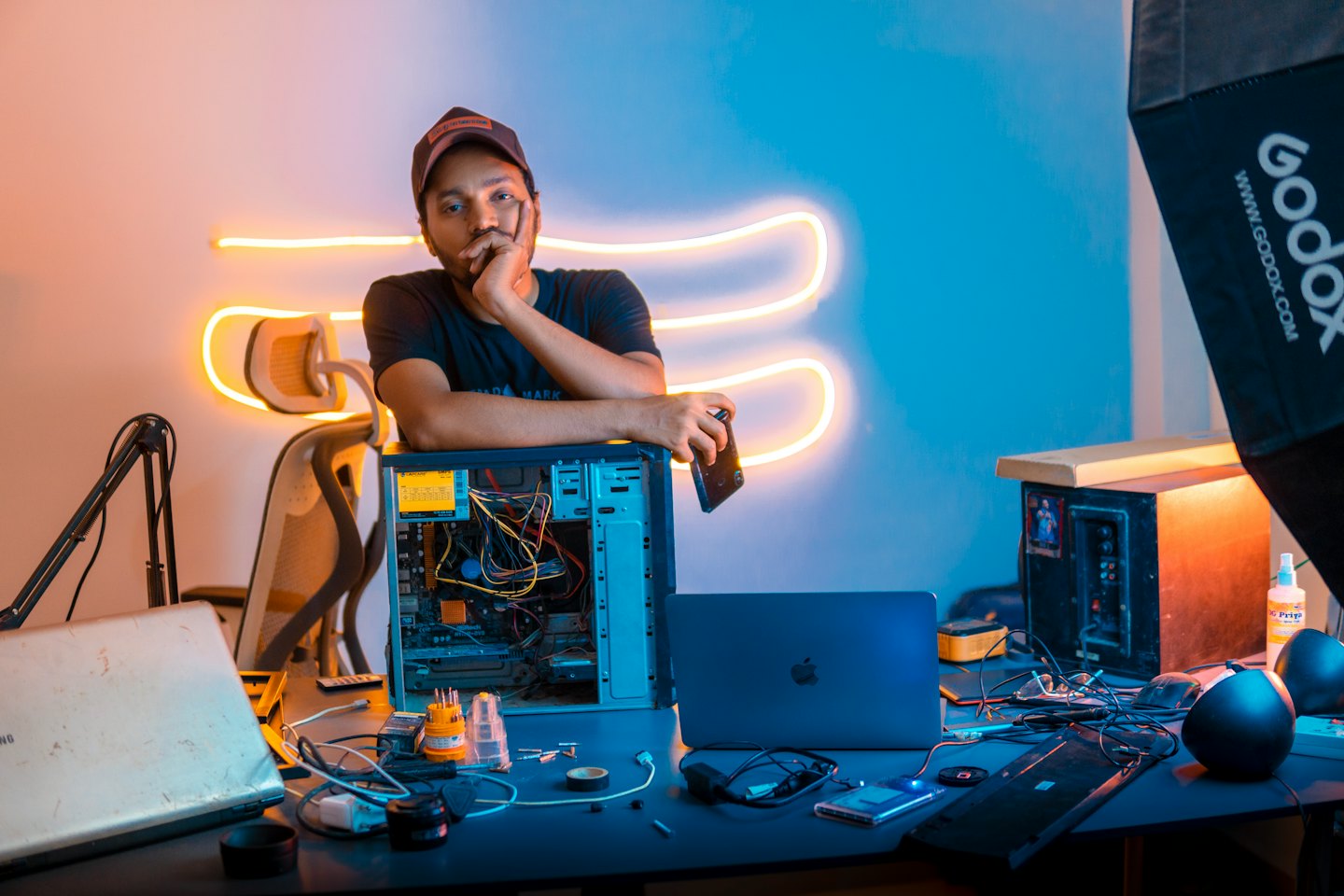 Techniker mit Smartphone untersucht offenen Computer-Tower.